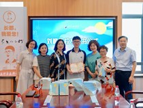 22届校友刘顺天将其新出版的个人专著《门外的世界》捐赠母校