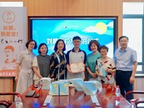 2022届校友刘顺天为母校捐赠个人作品集《门外的世界》