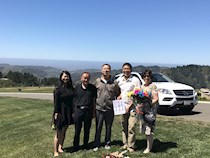  加州湾区钟武雄学长的墓地，77届校友代表虔诚来献花